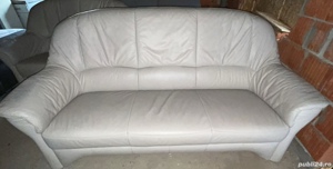 vând canapea din piele naturală gri deschis