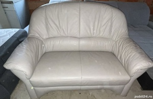 vând canapea din piele naturală gri deschis - imagine 2