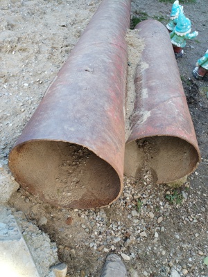 2 bucăți de țevi din fier pentru canalizări sau pentru podețe.