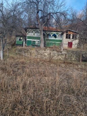 Vand casa batraneasca locuibila cu iesire la strada principala aflata in Buzau, Valea Fantanei!