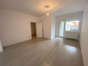 Apartament 3 camere, doua bai, bucatarie de 14 mp si balcon spatios - imagine 2