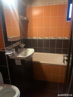 Inchiriez apartament 3 camere zona Electroputere Mall utilat si izolat la etajul doi.