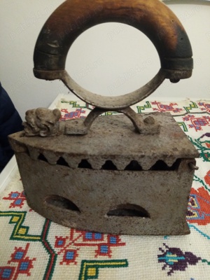 Fier de călcat cu cărbune gri