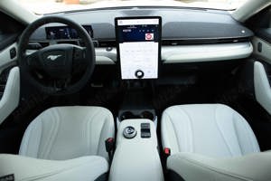 Mustang mach-e premium alb glacial extended range 351 cp awd at panoramic - imagine 12