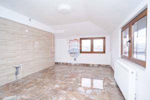 Apartament cu 3 camere de vânzare în zona Bucium