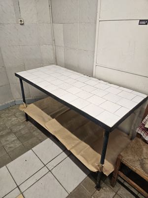 Vând masă industrială, cu cadru metalic, de ciment, placată cu faianță