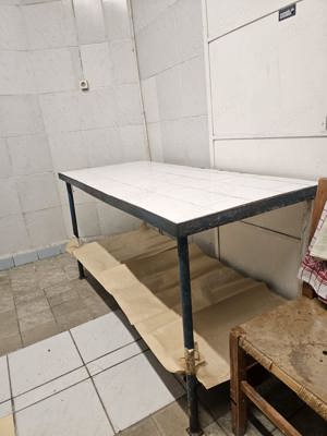 Vând masă industrială, cu cadru metalic, de ciment, placată cu faianță - imagine 3