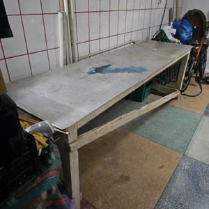 Vând masă industrială pentru uz în domeniul alimentar cu cadru de lemn de brad și tablia de aluminiu