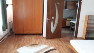 PF dau in chirie apartament 2 camere bucatarie decomandate zona Garii .