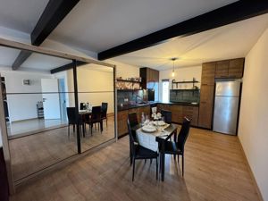 Apartament cu 2 camere, curte 120 mp, 2 locuri de parcare. - imagine 2