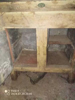 Frigider antic din lemn 