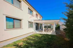 De vânzare Casă/Pensiune în zona Nufărul - Sânmartin - imagine 3