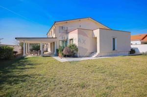 De vânzare Casă/Pensiune în zona Nufărul - Sânmartin - imagine 2