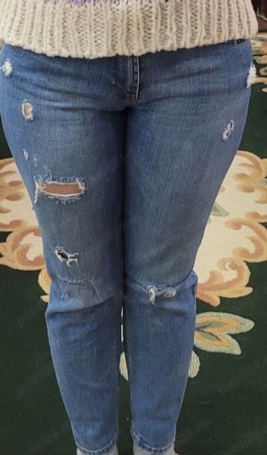 Jeans albastru cu rupturi