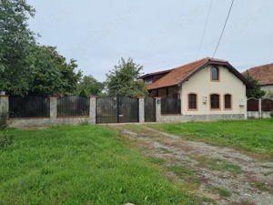 Vând casă cu gradina, 3 camere, baie, bucătărie, terasă. VINGA - ARAD