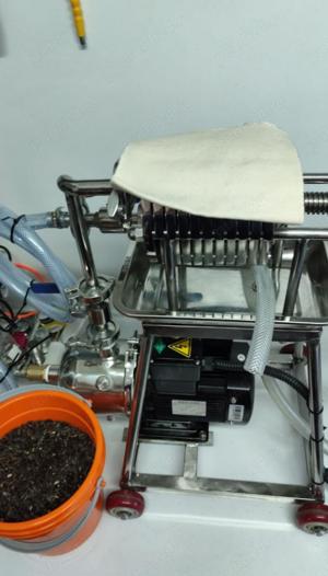 Material filtrant pentru ulei