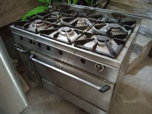 Aragaz profesional cu 6 ochiuri .