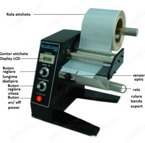 Dispenser automat de etichete autoadezive