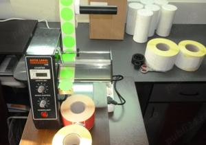 Automat dispenser de etichete rotunde