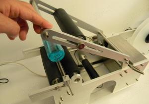 Masina etichetat recipiente cilindrice