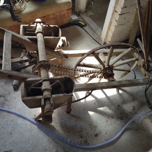 Semanatoare porumb veche din lemn 