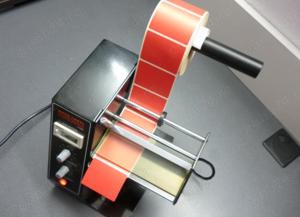 Distribuitor automat de etichete autoadezive