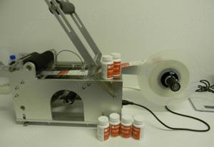 Masina etichetare recipiente cilindrice din plastic