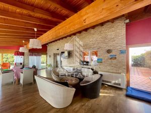 Vila cu terasa si piscina in Zadareni - imagine 14