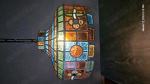 Lustră stil Tiffany decorata floral, margine festonata și fixturi antichizate