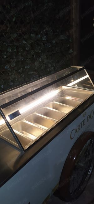 Vitrina inghetata tip carucior