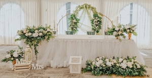 Decor evenimente Aranjamente florale Arcade Coloane Nunta Petreceri