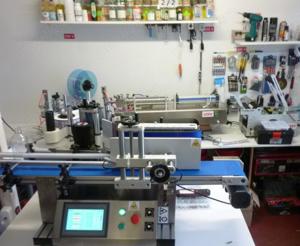 Masina etichetare automata cu banda transportoare