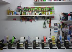 Distribuitor automat de etichete autoadezive