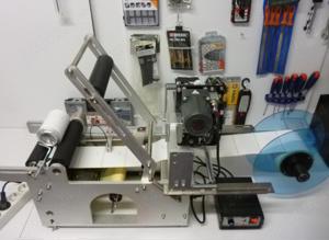 Masina semiautomata de etichetat sticle