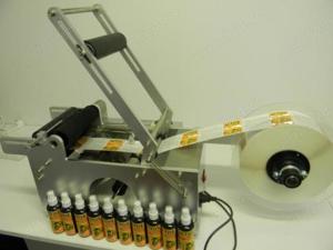 Masina de etichetat sticle deodorant