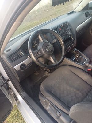 Vand urgent Volkswagen Jetta 1.6 motorina 2014 - 4000 euro - imagine 2