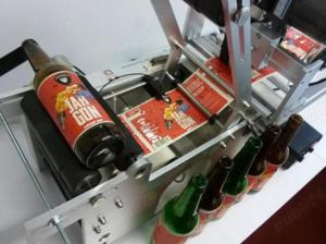 Masina etichetare sticle bere