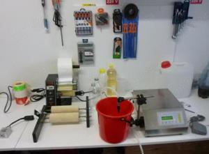 Masina imbuteliere si dispenser etichete