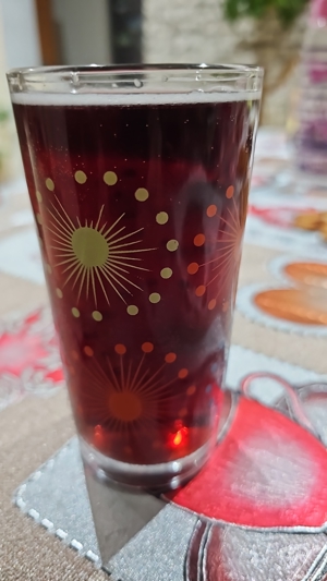 Vin de butura si tuica de comină amestecată cu fructe.