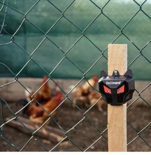 Prădătorul cu ochi roșii- Dispozitiv pentru îndepărtarea animalelor sălbatice, prevăzut cu panou sol
