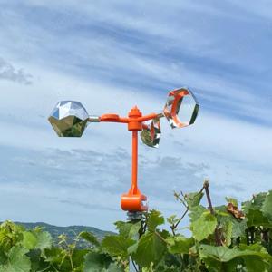 Dispozitiv reflector, rotativ pentru îndepărtarea păsărilor