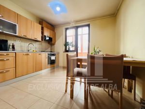 Apartament cu 3 camere cu scara interioara, Cetate - imagine 2