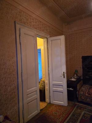 Vand ap 2 camere si dep, ultracentral , la curte comuna , 3 geamuri front stradal , reabilitata ext - imagine 4