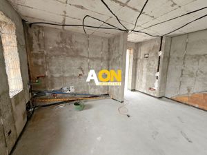 Apartament cu 3 camere, 2 bai, curte proprie, parcare si boxa 40 mp - imagine 5