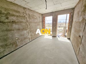 Apartament cu 3 camere, 2 bai, curte proprie, parcare si boxa 40 mp - imagine 7