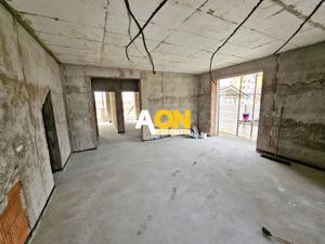 Apartament cu 3 camere, 2 bai, curte proprie, parcare si boxa 40 mp - imagine 3