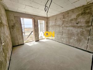 Apartament cu 3 camere, 2 bai, curte proprie, parcare si boxa 40 mp - imagine 9