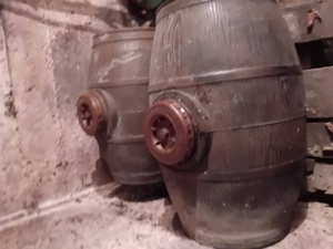 Vând butoaie din fibra maro si de plastic 