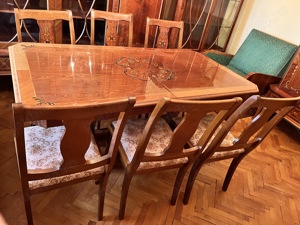 Masă extensivă cu scaune