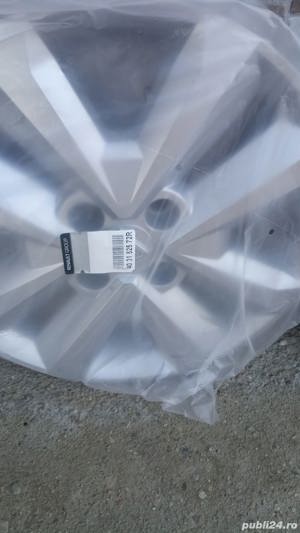 Vând capace originale de Logan R15